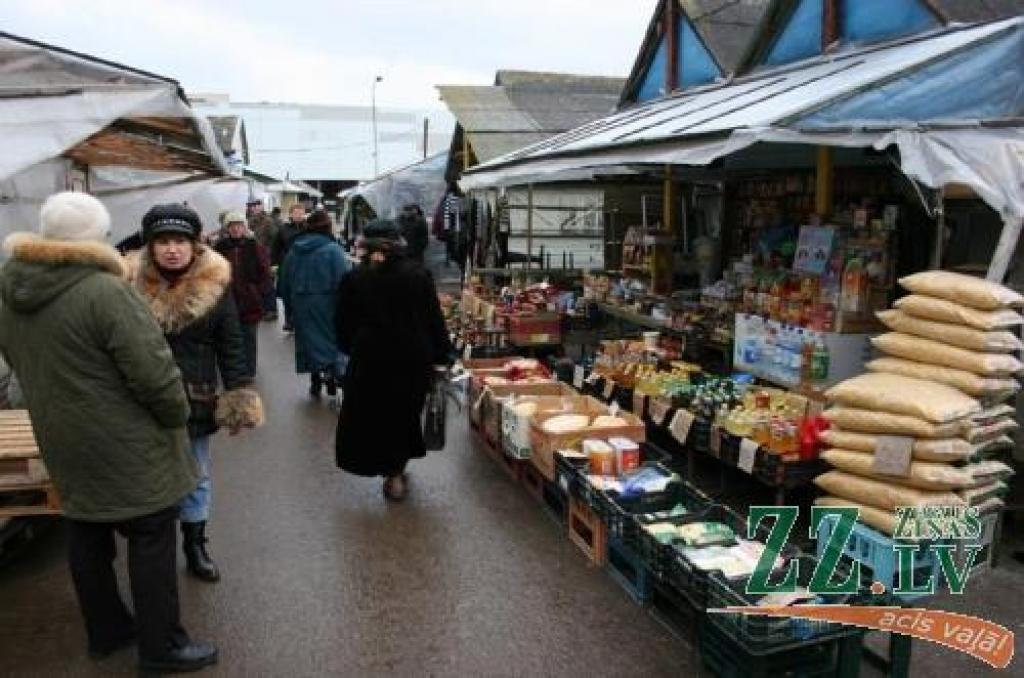 Lai arī pieņemts lēmums par Jelgavas tirgus privatizāciju, pašvaldība ar to nesteidzas. Likumdošanā nav noteikts termiņš privatizācijas uzsākšanai, tāpēc šobrīd Domē tiek lemts, ko darīt, ja tirgus tiks slēgts.
Autors: Agris Samcovs.