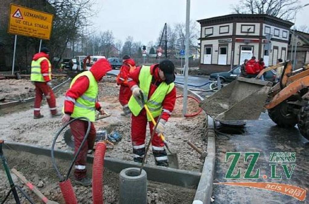 Nu jau par pāris dienām ieilguši seguma atjaunošanas darbi Tērvetes, Filozofu, Raiņa un Sarmas ielas krustojumā. Sākotnēji dienesti plāno atjaunot sabiedriskā transporta kustību, bet šonedēļ tur varētu braukt arī automašīnas.
Autors: Agris Samcovs.