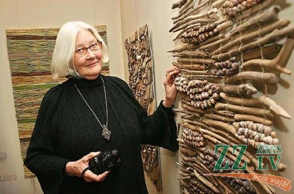«Ko tad es? Lielākais - caurumiņus izurbusi, kopā savērusi. Bet darinājusi to visu ir daba,» saka Ilga Sūna.
Autors: Agris Samcovs.