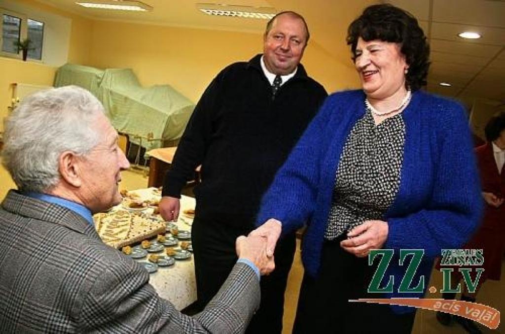 «Mēs cits citam esam balsts,» atzīst biedrības dalībnieki Staņislavs Silovs (no kreisās), Vanda Egle un tās priekšsēdētājs Laimonis Dzervāns.
Autors: Agris Samcovs.