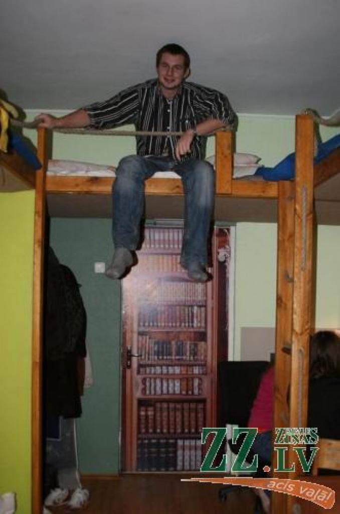 Guntis Ratkevičs istabu pārlūko savas guļvietas.
Autors: Linda Lindenbauma.