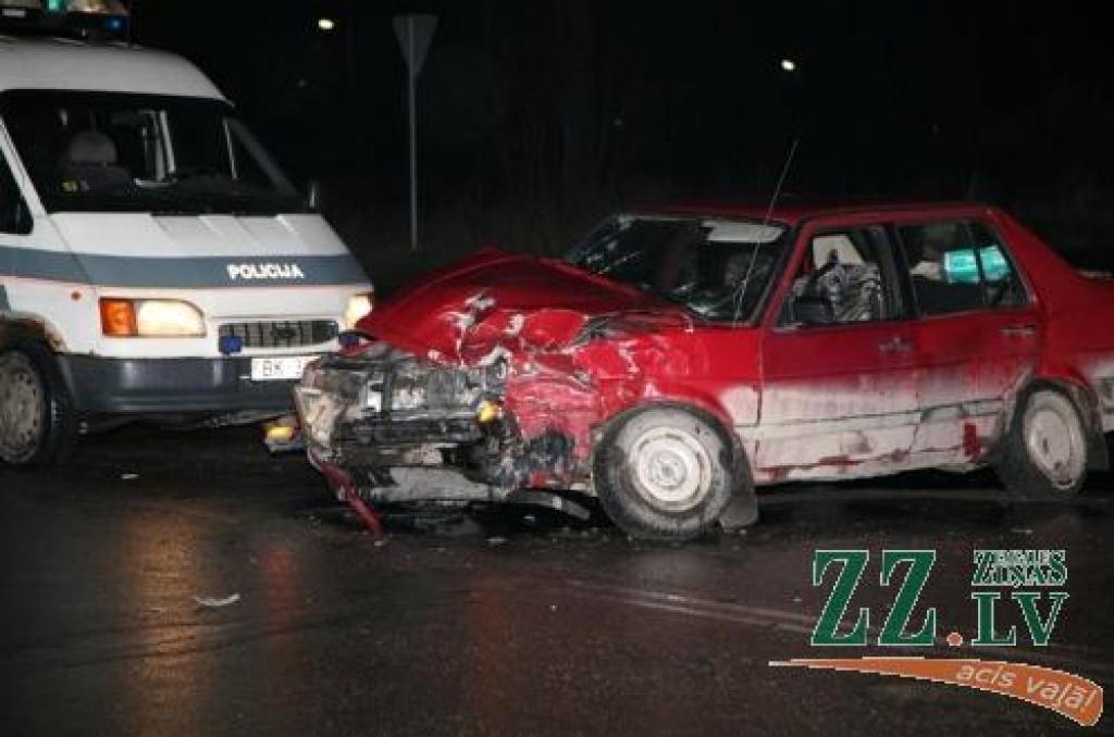 Sadursmes izraisītāja automašīna negadījumā ir krietni paplacināta...
Autors: Inga Karlinska.