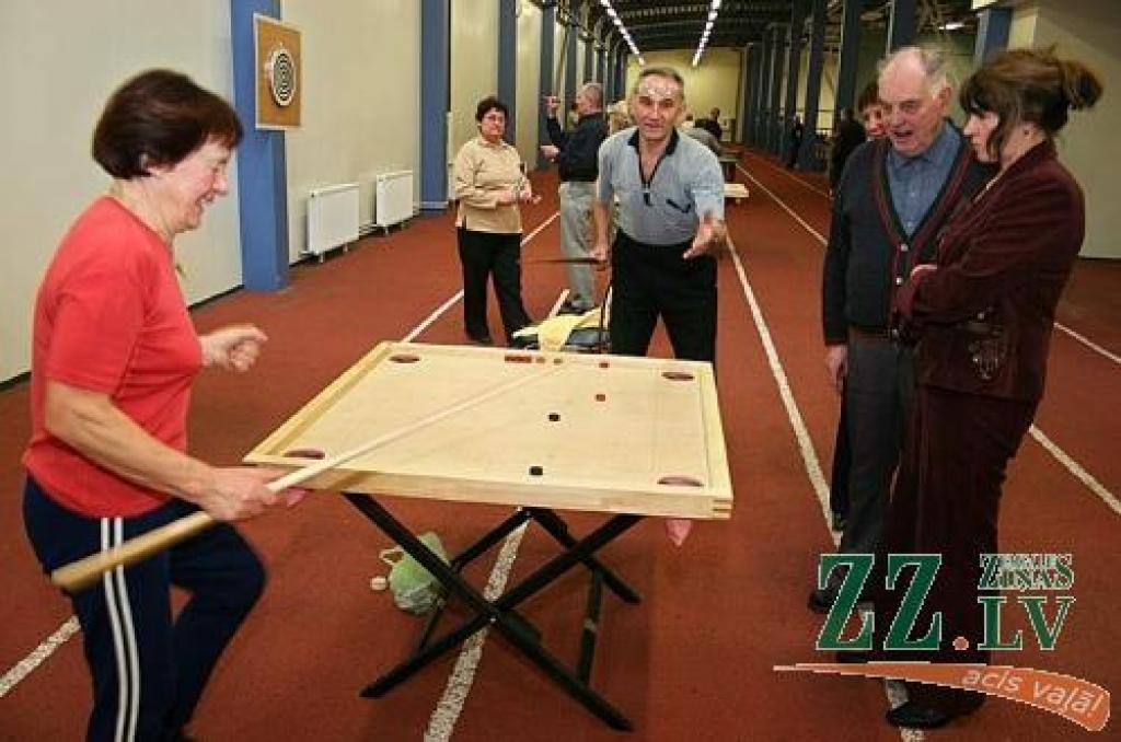 Lietuviešu seniorus ieinteresēja arī latviešu nacionālā spēle novuss.
Autors: Agris Samcovs.