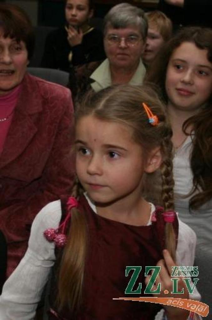 Sabīne Pļaviņa (priekšplānā) un Valentīna Iņķe (no labās) jau Zemgales reģiona konkursā «Teci, teci valodiņa 2007» sagādāja prieku gan skatītājiem, gan savai skolotājai Kornēlijai Dvurečenskai (no kreisās). 
Autors: Agris Samcovs.