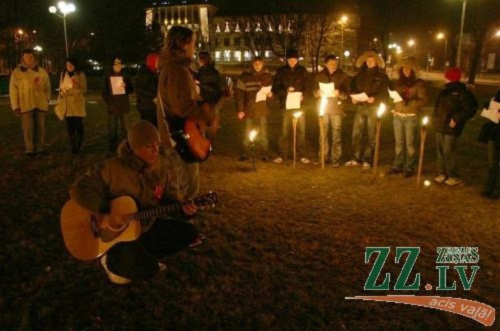 Ģitāristi Toms Muižnieks (no kreisās) un Mārtiņš Bušs mēģina sanākušos vienot dziesmā. 
Autors: Inga Karlinska.