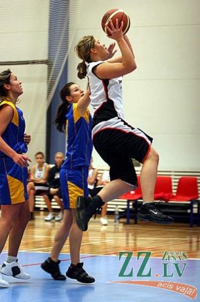 Cīņā pēc atlēcošās bumbas - Inga Staņuna, kas spēlē guva 10 punktus.
Autors: Agris Samcovs.