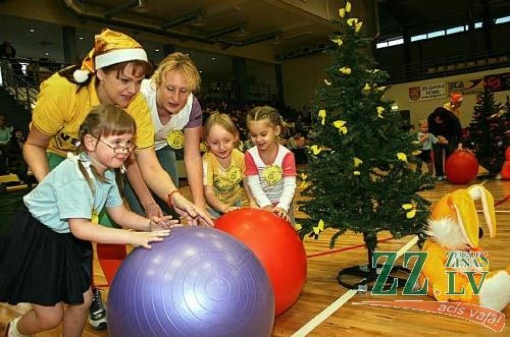 Sarežģītākos brīžos ikviens no mazajiem dalībniekiem var cerēt uz pieaugušo atbalstu.
Autors: Agris Samcovs.