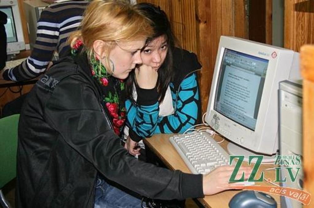Datorklasē Spīdolas ģimnāzijā Nakas un Jelgavas jauniešu kopdarbā top interneta avīzes materiāls angļu valodā.
Autors: Inga Karlinska.