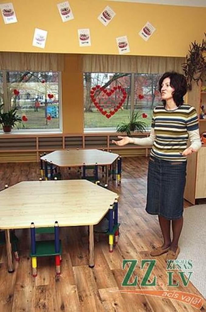 Divgadnieku grupiņas rotaļu istabu izrāda audzinātāja Sanita Babčuka.
Autors: Krišjānis Grantiņš.