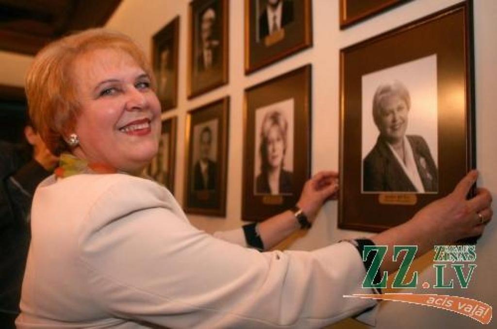 Trīspadsmitā izglītības un zinātnes ministre, tagadējā Saeimas deputāte Baiba Rivža pievieno savu portretu fotogalerijai.
Autors: LETA.