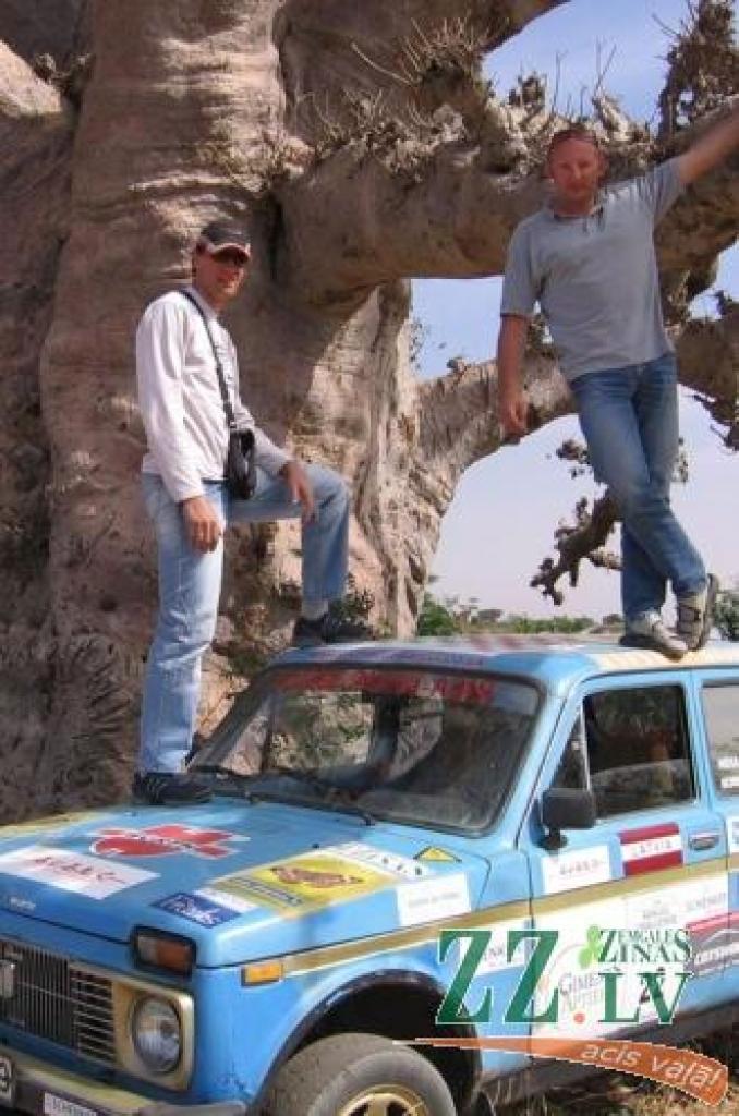 Jelgavnieki Indulis Kažociņš (no kreisās) un Normunds Sebris iemūžināti apstāšanās vietā zem milzīga koka Sahāras oāzē.
Autors: No Normunda Sebra personīgā arhīva.