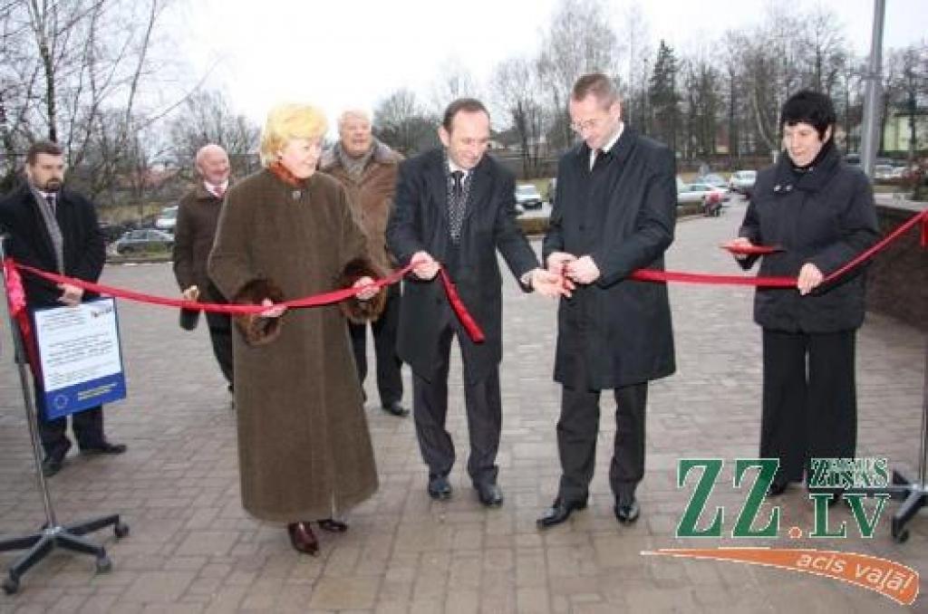 Pārgriežot lenti, simboliski tika atklāti Jelgavas pilsētas slimnīcā veiktie uzlabojumi - nomainītais jumts un logi.
Autors: Krišjānis Grantiņš.