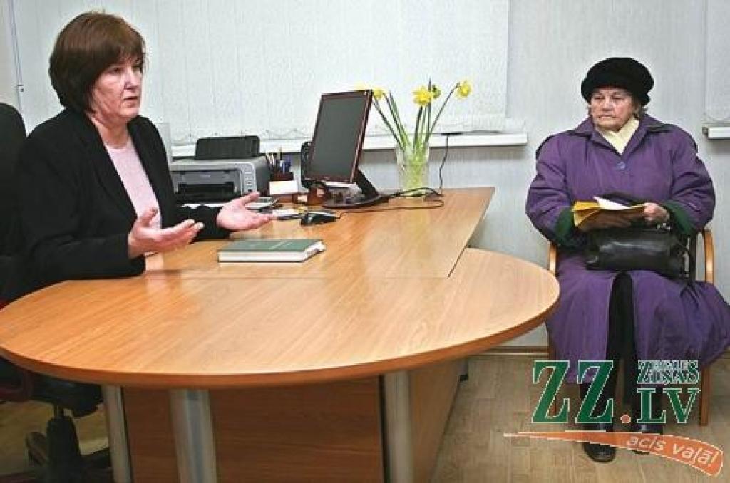 Notāru dienas pieņemšanas sākumā pie notāres Ināras Dzenes (no kreisās) jau bija ieradušies divi duči apmeklētāju.
Autors: Agris Samcovs.