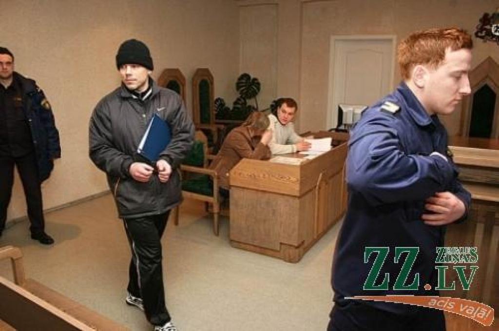 Ivara Putniņa (vidū) prasība par 100 000 latu kompensāciju noraidīta, taču šo lēmumu 20 dienu laikā var pārsūdzēt.
Autors: Agris Samcovs.