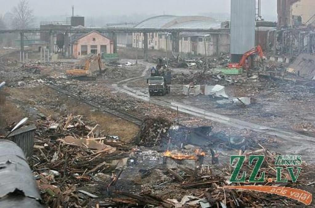 Kur vēl nesen ražoja cukuru, tagad darbojas ekskavatori un kravas auto.
Autors: Agris Samcovs.