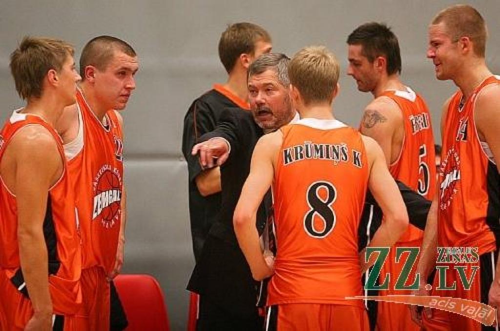 BK «Zemgale» komandu instruē treneris Varis Krūmiņš.
Autors: Agris Samcovs.