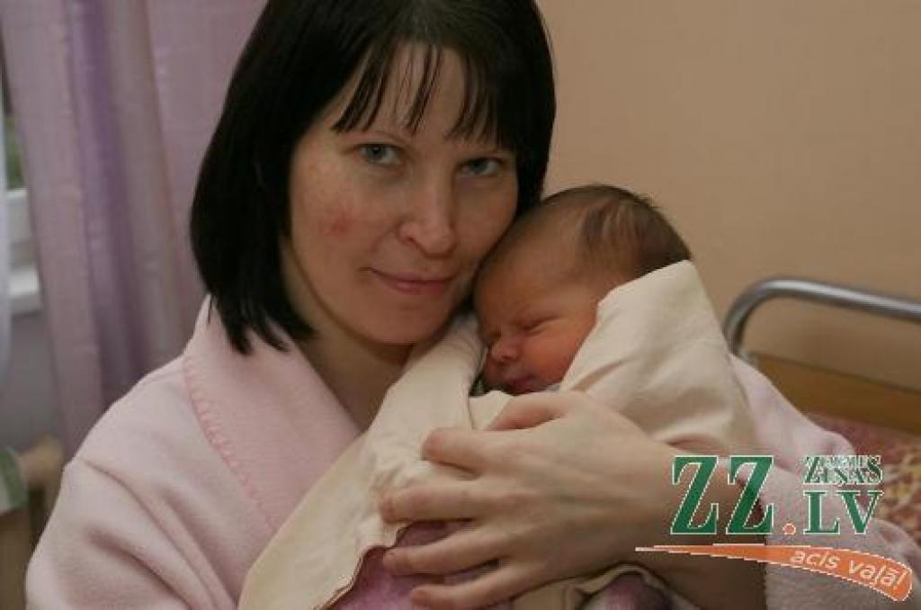 Inese Guščina ar dēliņu Aleksu.
Autors: Agris Samcovs.