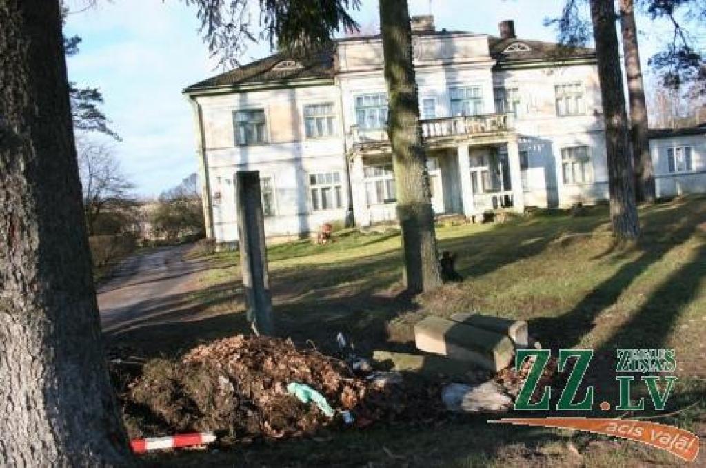 Tikai vairāk nekā trīs mēnešus pēc ielas remontdarbu beigām strādnieki ķērušies pie būvgružu aizvākšanas.
Autors: Agris Samcovs.