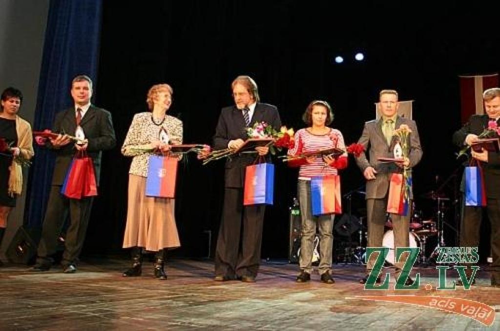 2007.gada Jelgavas sporta laureāti (no labās): BJSS sambo treneris Sergejs Vasjkovs, ātrumlaivu pilots Uģis Gross, džudiste Marina Mazure, 1.ģimnāzijas sporta skolotājs Andris Lukss, invalīdu sporta kluba «Cerība» vadītāja Ruta Kļaviņa, kā arī BJSS directors Guntis Malējs un viņa vietniece Ludmila Neimane.
Autors: Agris Samcovs.