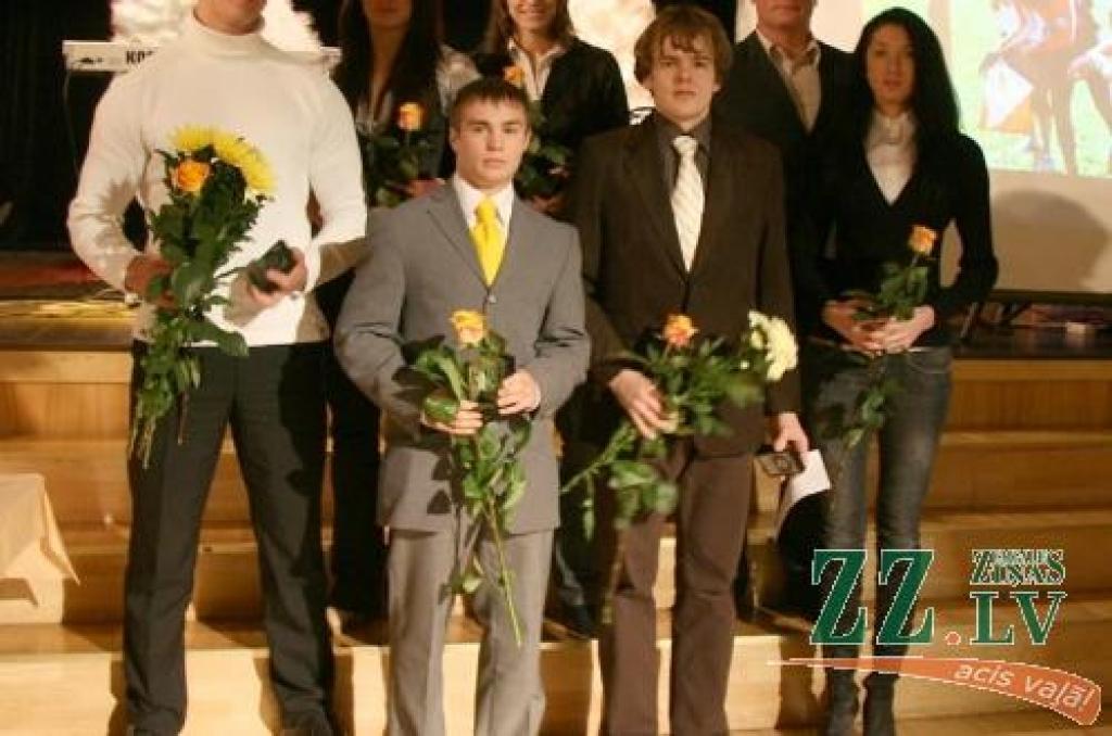 Par aizvadītā gada labākajiem sportistiem Jelgavas rajonā atzīti (pirmajā rindā no labās) – Santa Maspāne (Latvijas čempione jāšanas sportā konkurā grupā līdz 21 gadam), Jānis Krūmiņš (orientēšanās sports), Andrejs Vasiļjevs (brīvā cīņa); (otrajā rindā no kreisās) Oskars Siļčenoks (vieglatlētika), Inese Nagle (vieglatlētika), Laura Ludevika (vieglatlētika), Egils Gūtmanis (virves vilkšana). Uz ceremoniju nebija ieradušies Ivo Baranovskis (volejbols) un Mārīte Pabērza (novuss).
Autors: Inga Karlinska.