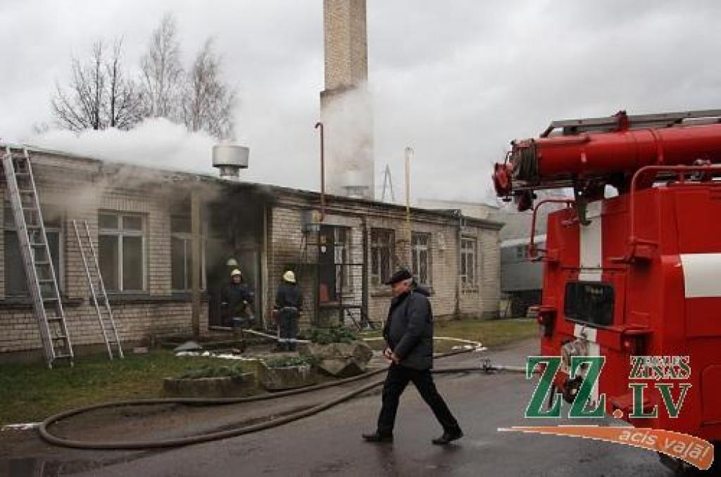 Kā iespējamo ugunsnelaimes iemeslu ugunsdzēsēji min pārkurinātu krāsni.
Autors: Krišjānis Grantiņš.