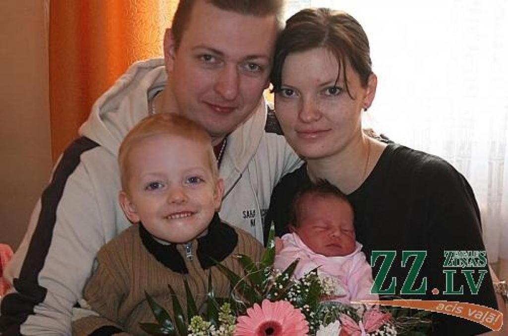 Santa un Ģirts Bumbēri ar meitiņu Amandu.
Autors: Lāsma Antoneviča.