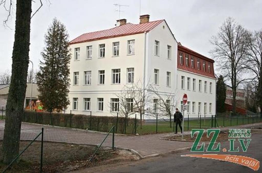 Vislielākās rindas uz vietām bērnudārzos ir Ozolnieku novadā, taču pašvaldība ir domājusi, kā šo problēmu risināt, renovējot un pielāgojot jaunas telpas pirmsskolas iestāžu vajadzībām.
Autors: Agris Samcovs.