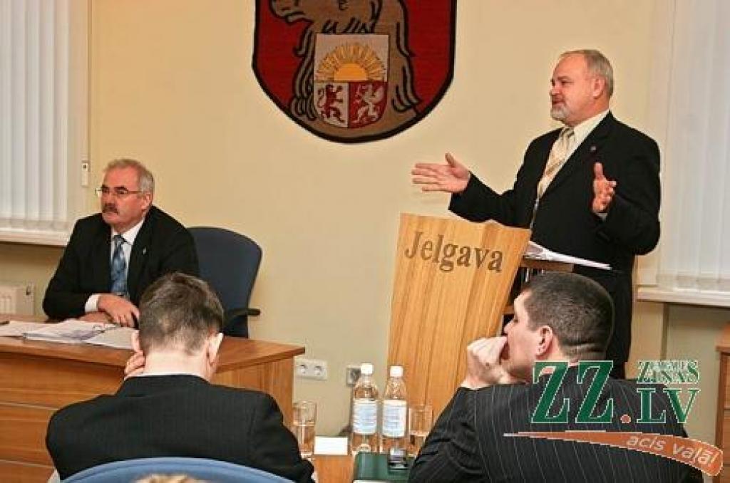 Pašvaldības izpilddirektors Gunārs Kurlovičs Jelgavas domes sēdē.
Autors: Agris Samcovs.