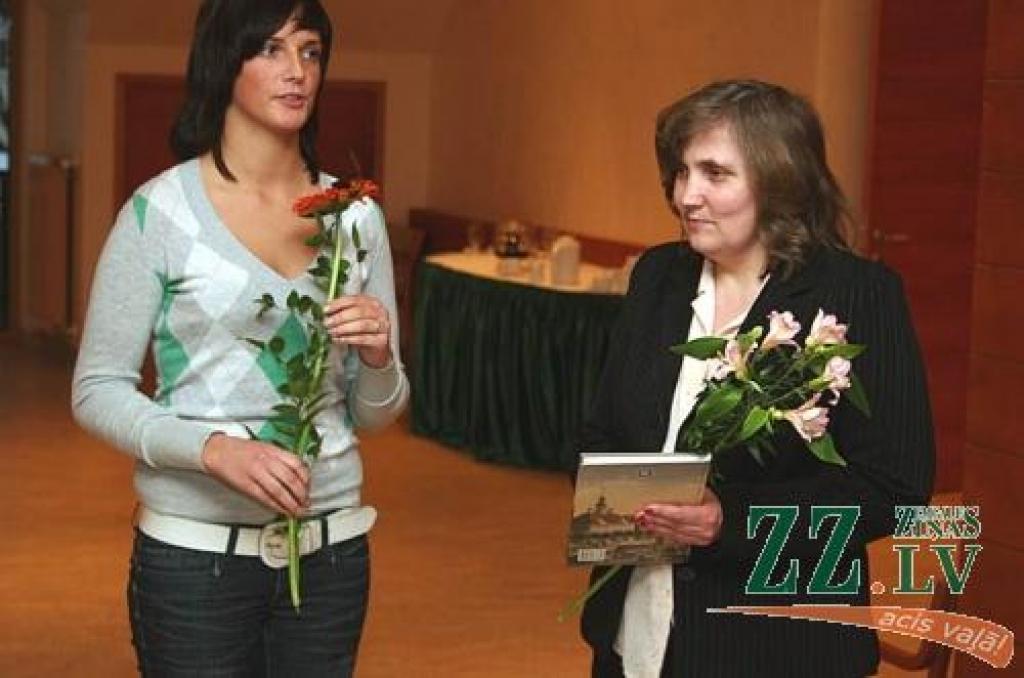 Spīdolas ģimnāzijas audzēkne Anete Voitkeviča atzinās, ka matemātikas skolotāja un audzinātāja Anita Indāre visai klasei esot gandrīz kā krustmāte.
Autors: Agris Samcovs.