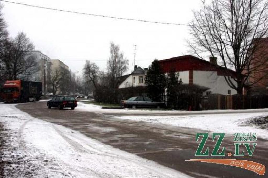 Īpašumu Meiju ceļā 53 Velga Mazjāne iegādājās pirms trim gadiem. Tobrīd viņa vēl nezināja, ka pašvaldība šeit iecerējusi izbūvēt apvedceļu. Pārdotais īpašums viņai ar ģimeni jāpamet līdz gada beigām.
Autors: Krišjānis Grantiņš.