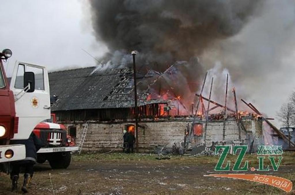 Pagaidām nezināmu iemeslu dēļ trešdienas pēcpusdienā aizdegās ēka, kurā tika izjauktas lietotas automašīnas.
Autors: Inga Karlinska.