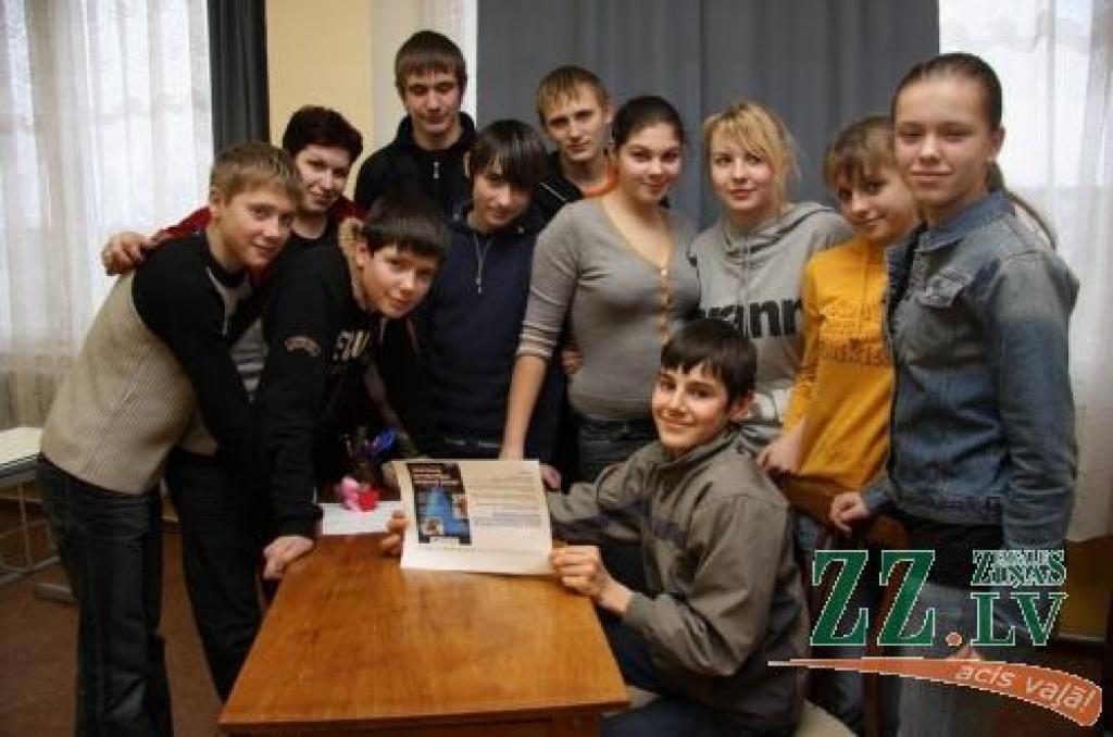 Kalnciema pilsētas vidusskolas 8.a klase - Skolēnu konkursa ««Samsung» premjerlīgas eksperti 2008» otrā posma uzvarētāji.
Autors: Krišjānis Grantiņš.