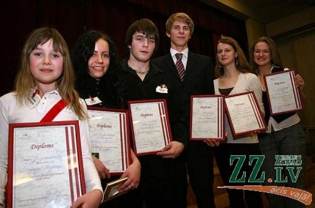 Labāko sešinieks - (no kreisās) Evelīna Gurjeva, Antra Leite, Gundars Caune, Jānis Putniņš, Kristilla Skrūzkalne un Anete Zača.
Autors: Agris Samcovs.