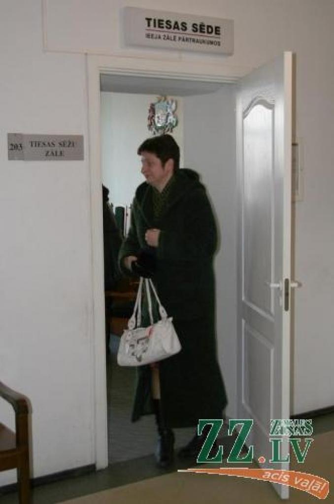 Kalnciema pilsētas domes priekšsēdētāja Aija Tračuma uzskata, ka rīkojusies saskaņā ar likumu. Viņasprāt, pašvaldības valdījumā esošās zemes uztver tikai kā derīgo izrakteņu ieguves vietu.
Autors: Inga Karlinska.