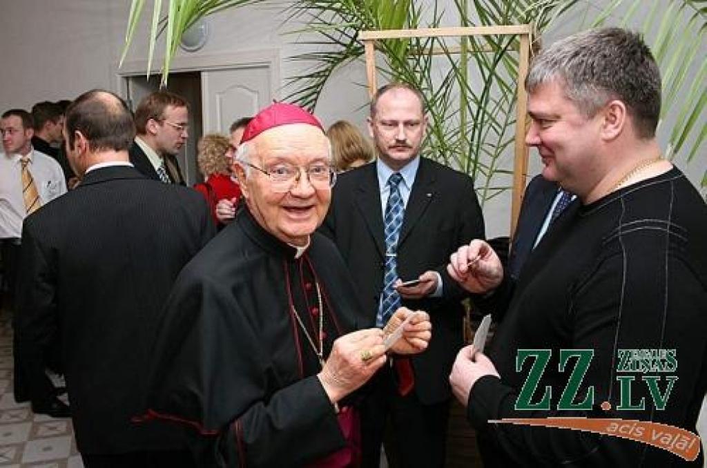 Oblāti lauž bīskaps Antons Justs un SIA «Būvmateriālu veikals Pilsēta» valdes loceklis Ivars Bulašs. Fonā - «Parex» banka Jelgavas filiāles vadītājs Jurijs Strods.
Autors: Agris Samcovs.