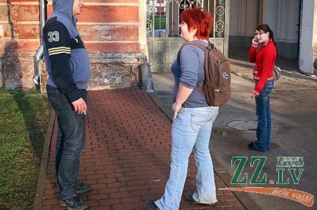 Atbilstoši normatīviem, LLU aizliegts smēķēt pilī un tuvāk par desmit metriem no ieejām vēsturiskajā celtnē. Lai gan izlikti informatīvie uzraksti vai simboli par šīs nodarbes aizliegumu, turklāt atbilstošā attālumā ierādītas vietas pīpmaņiem, gan LLU studenti, gan viesi nekautrējas cigaretes kūpināt arī tieši pie vārtiem.
Autors: Agris Samcovs.