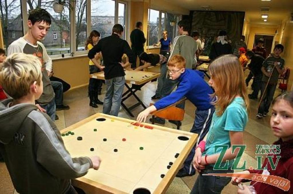 No trešklasnieka līdz vidusskolu pēdējo klašu audzēkņiem - tāda bija pārtāvniecība novusa turnīrā.
Autors: Agris Samcovs.