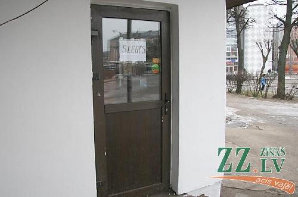 Veikals pie autoostas slēgts jau vairākas nedēļas, un policisti novērojuši, ka sarucis arī tā tuvumā reģistrēto likumpārkāpumu skaits.
Autors: Inga Karlinska.