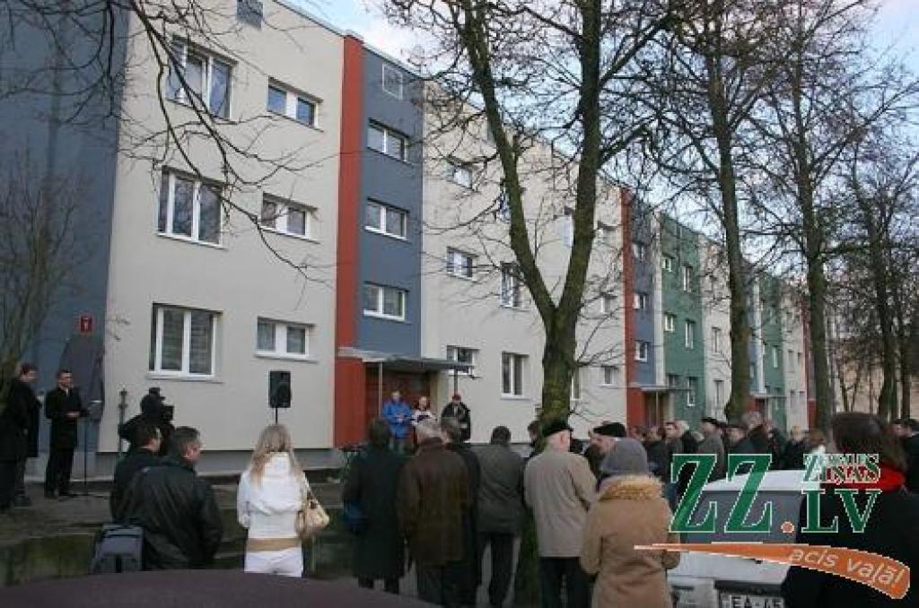 Atklājot plāksni, kas vēsta par Vācijas un Latvijas Vides ministriju un Jelgavas pašvaldības sadarbību 4.līnijas 1.mājas siltināšanas pasākumu projektā, iesaistīto pušu pārstāvji vēlēja, lai pilotprojekts kļūst par iedrošinošu paraugu pārējiem.
Autors: Agris Samcovs.