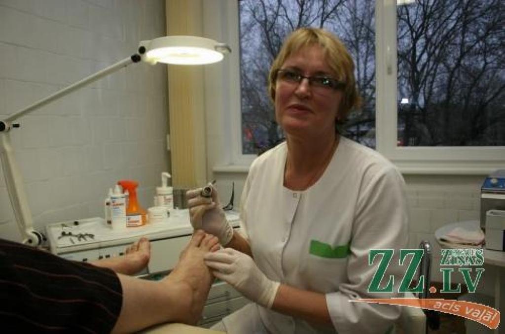 Pēdu kopšanas speciāliste Dagnija Meikšāne atzīst, ka arī daudzi veseli cilvēki apzinās pēdu kopšanas nozīmi veselības saglabāšanā.
Autors: Agris Samcovs.