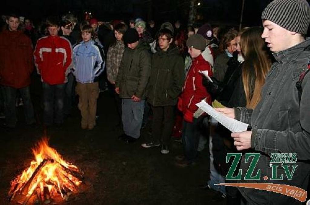 Pie ugunskura dziedot patriotiskas dziesmas, Spīdolas ģimnāzijas audzēkņi pirmdienas rītā pieminēja pirms 17 gadiem aizvadīto barikāžu laiku.
Autors: Agris Samcovs.