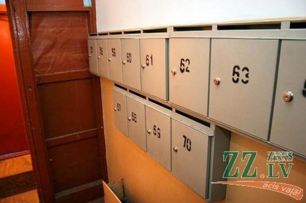 Šajās pastkastītēs mēdz iekrist arī pa kādam pilnīgi citā pilsētas daļā dzīvojošam adresātam domātam sūtījumam.
Autors: Agris Samcovs.