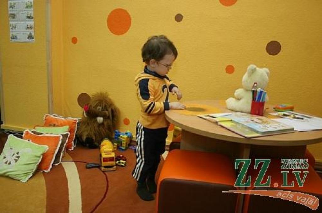 «Zinītī» visjaunāko apmeklētāju priekam iegādāti mīksti spilveni, bet dzeltenā siena papildināta ar oranžām bumbām.
Autors: Agris Samcovs.