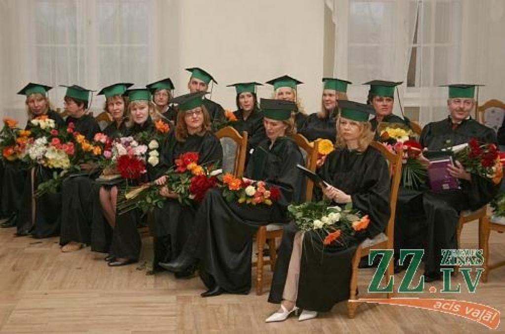 Jaunie maģistri saņem diplomus pirmajā šā gada pirmajā LLU izlaidumā.
Autors: Agris Samcovs.