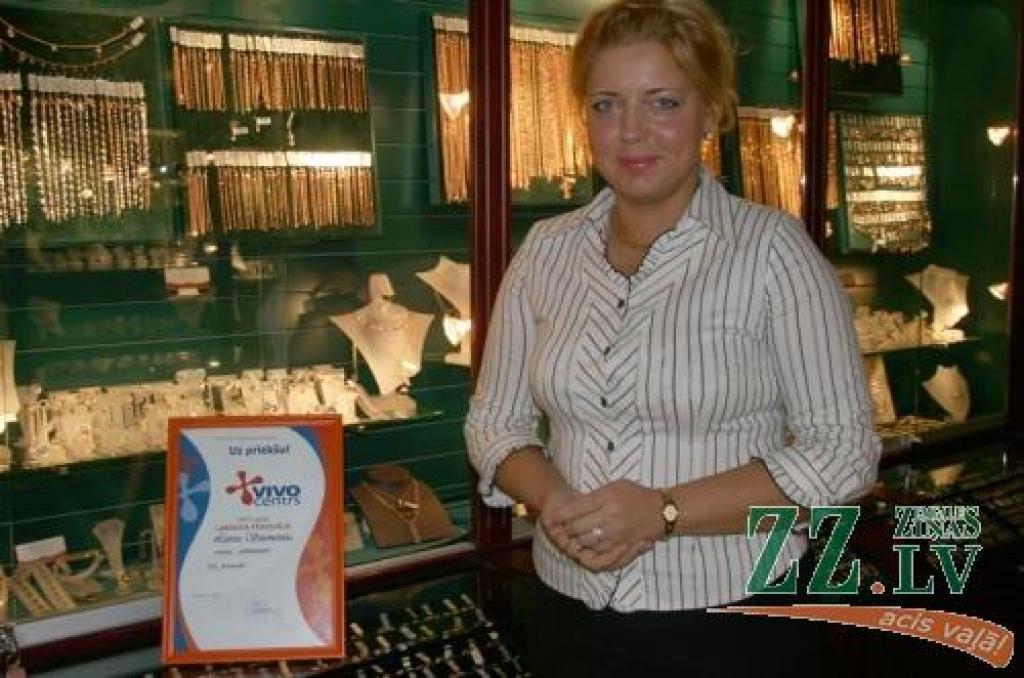 Larisa Krūzmētra no veikala «Grenardi» pārdevējas darbu par grūtu neuzskata. Ar nosacījumu, ka darbs patīk.
Autors: Inga Karlinska.