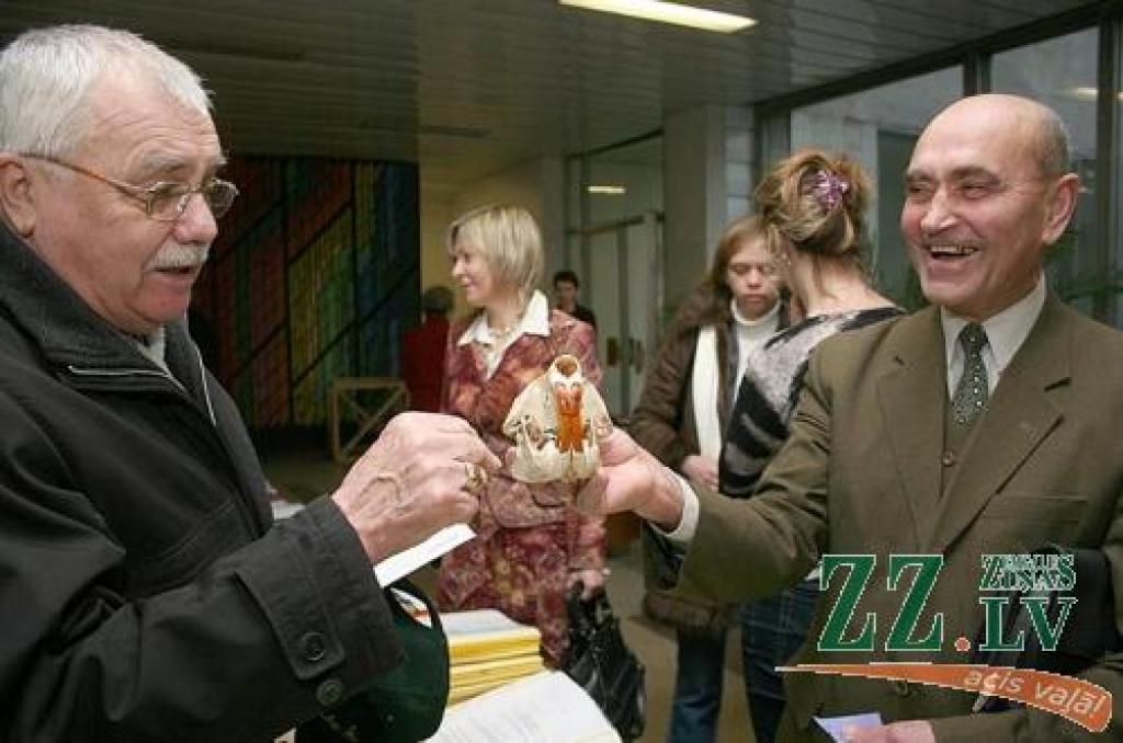 Jāmācās līdz pat šādai stadijai! Mūžizglītības nozīmi ar sev piemītošo humoru apspriež veterinārmedicīnas speciālisti, profesori Edgars Liepiņš (no kreisās) un Pēteris Keidāns.
Autors: Agris Samcovs.