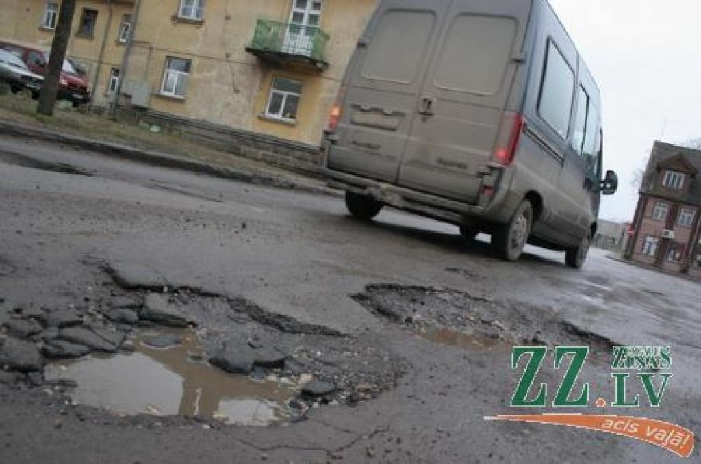Jelgavas lielākā sāpe joprojām ir ielu un ceļu sliktais stāvoklis.
Autors: No «Ziņu» arhīva.