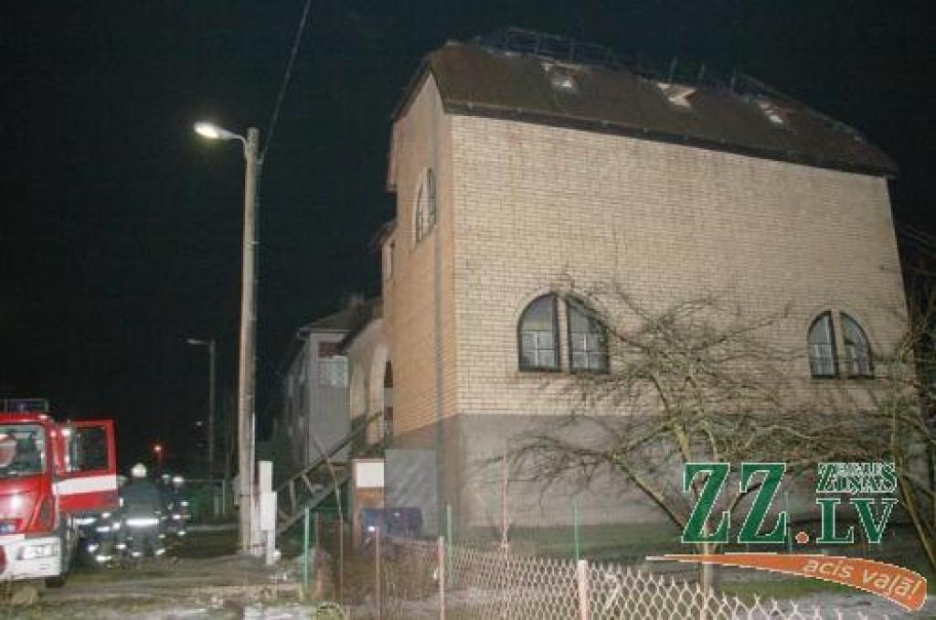 Visticamākais, Stiebru ielas mājai ugunsnelaimē nodarītie zaudējumi sasniegs vairākus tūkstošus latu.
Autors: Inga Karlinska.
