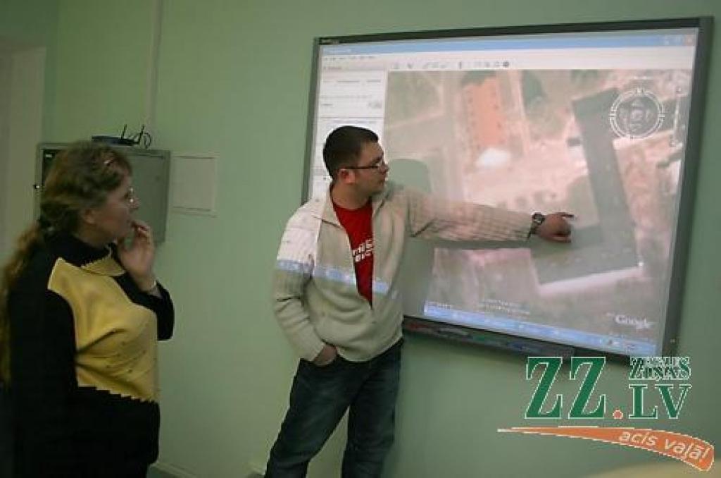 Interaktīvo tāfeli izmēģina Jaunsvirlaukas pagasta datortīklu administrators Linards Kaminskis. Kartē izdodas atrast arī Staļģenes pamatskolu.
Autors: Agris Samcovs.