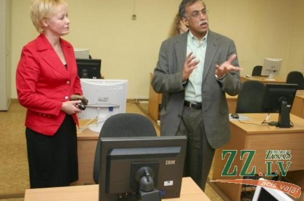 Ahtars Badšahs bija patīkami iepriecināts par lieliski aprīkoto PIC datorklasi, ko viesim izrāda PIC direktore Sarmīte Vīksna.
Autors: Agris Samcovs.